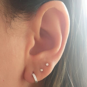 Argola com zirconia em prata